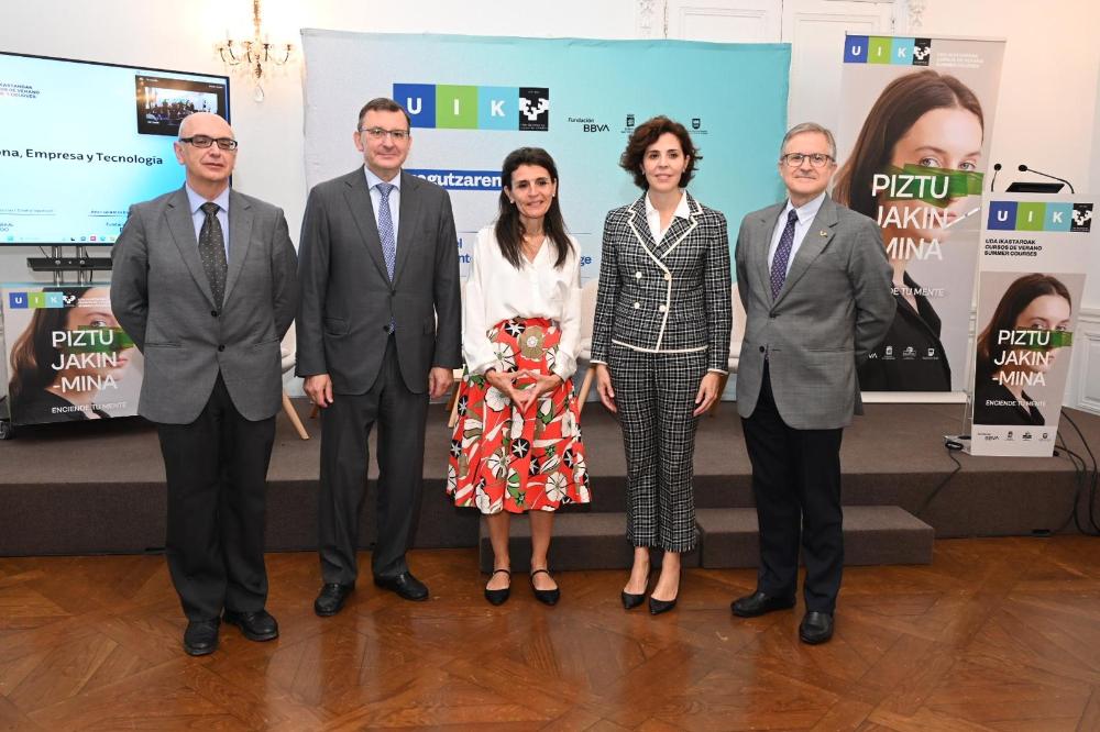 Primera Mesa Redonda Curso Persona Empresa y Tecnología