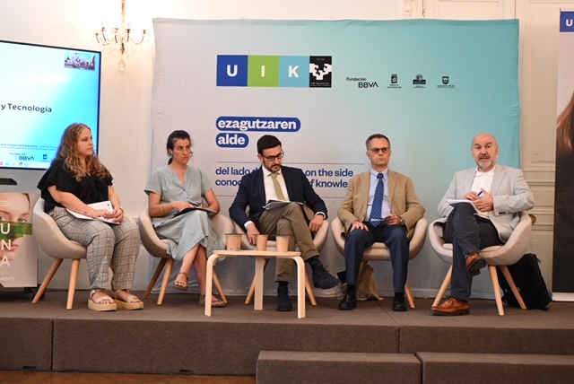 Primera Mesa Redonda Curso Persona Empresa y Tecnología