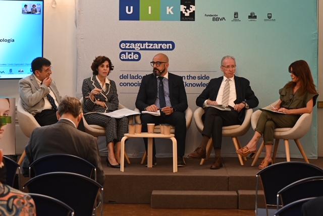 Primera mesa redonda curso Persona, Empresa y Tecnología